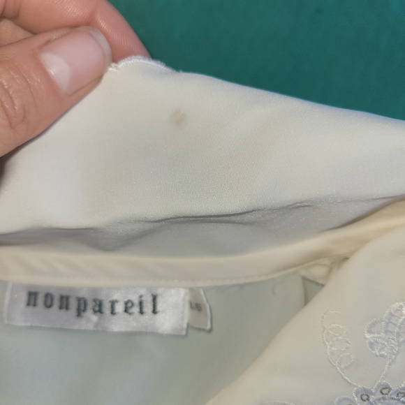 Beautiful white blouse - Picture 6 of 7